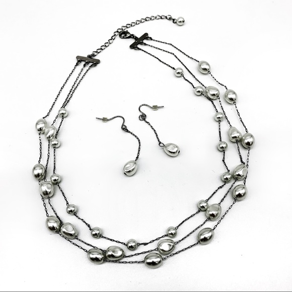 HOWARDS Pearl Necklace and Earring Set - Picture 1 of 4